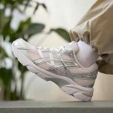 Asics Women Casual Athletic Shoes - 白色/銀色 - 查看 4