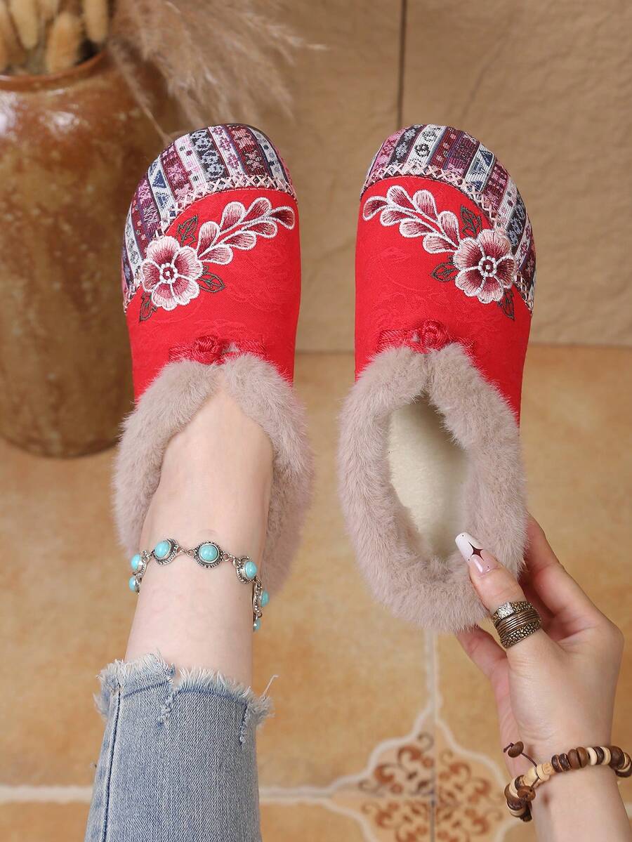 新款中式波西米亞風刺繡花卉女款短靴，復古青蛙扣拼接平底套腳踝雪地靴