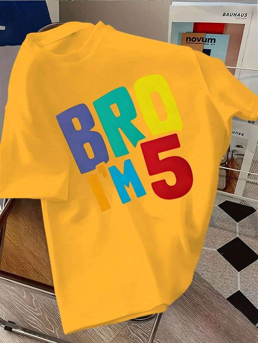 Camiseta infantil meninos  'BRO I'M 5', com um design descontraído e casual, ideal para usar no dia a dia. Tem uma estampa moderna que chama a atenção e é feita de tecido confortável - Amarelo - Visão 1