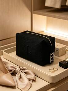 Dior 奢華黑色紋理布料化妝包，大容量便攜式收納袋，適合旅行與商務出差，保養品收納袋，高級女用盥洗包，給女友與好友的週年禮物 - 黑色 - 查看 2