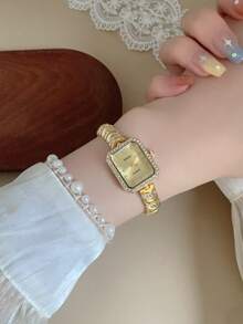 1件金色方形手鍊石英女錶，精緻小巧時尚，適合日常佩戴，生日/畢業禮物，休閒風格 - 金色 - 查看 4