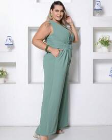 Macacão longo elegante plus size com decote em V, sem mangas e com cinto, em tecido verde, perfeito para um look de convidada. - Verde Menta - Visão 10