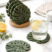Ein Set rutschfester, hitzebeständiger Silikonuntersetzer mit Monstera-Blattmuster und grünen Pflanzendekorationen; ein perfektes Geschenk für Pflanzenliebhaber und ein Küchenaccessoire. - Grün - Übersicht 1
