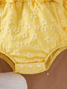 Set Baju Bayi Perempuan Gaya Liburan Segar 4 Potong, 2 in 1 Gaun Bodysuit Segitiga Motif Bunga Timbul 3D dengan Hiasan Ruffle dan Tekstur Bergaris Lembut, Termasuk Aksesori Rambut + 1 Pasang Kaos Kaki - Kuning - View 5