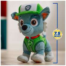 Spin Master Muñeco de Peluche Premium Rocky de 7 Pulgadas de PAW Patrol, Peluche Súper Suave, Adecuado para Niños de 3 Años en Adelante - Rocoso - Ver 4