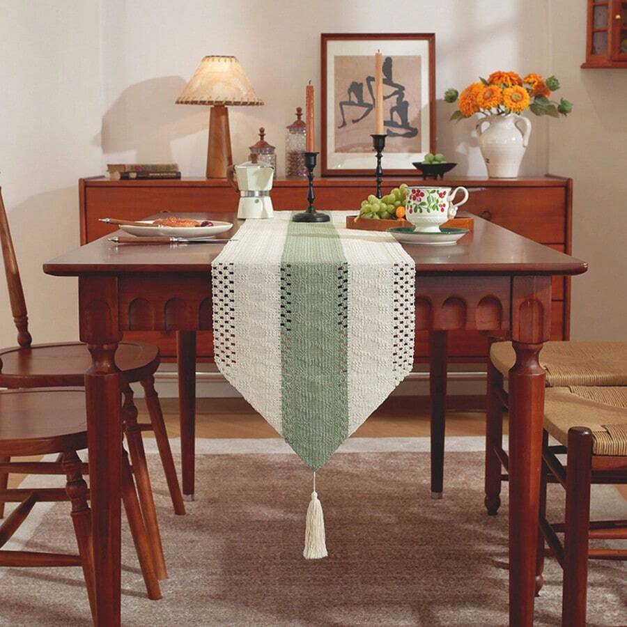 قطعة واحدة من مفرش الطاولة بأسلوب بوهيمي، نهاية مثلثية مع ديكور الشرابات، تصميم ريفي. هذا المفرش الطويل مناسب لمناسبات مختلفة، حفلات، عطلات، حفلات زفاف، تجمعات النزهات - أخضر - مشاهدة 1