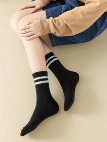 5/10/20 Pasang Kaos Kaki Unisex Bergaris Hitam Lembut dan Nyaman Setinggi Betis, Cocok untuk Pemakaian Sehari-hari - MultiWarna - View 2