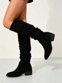 Botas largas negras de terciopelo con punta puntiaguda para mujer, diseño fruncido estilo británico, botas slouch minimalistas personalizadas, versátiles y estilizadas, tacón medio grueso, botas hasta la rodilla para todas las estaciones - Negro - Ver 6