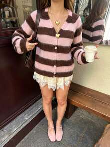女款優雅粉色與棕色條紋V領針織開襟衫，秋季穿搭，外出與辦公室穿搭，藍色上衣，返校季搭配。優雅條紋開襟衫。派對、聚會、度假、日常通勤。秋季女裝 - 粉色 - 查看 2