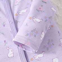 Conjunto de 2 peças para bebê menina (macacão com pezinho) – Roupa de manga longa com estampa de coelhinho de desenho animado na cor roxa; macio, confortável e perfeito para ficar em casa. - Roxo - Visão 5