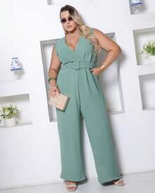 Macacão longo elegante plus size com decote em V, sem mangas e com cinto, em tecido verde, perfeito para um look de convidada. - Verde Menta - Visão 9
