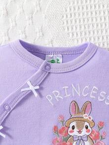 Conjunto de 2 peças para bebê menina (macacão com pezinho) – Roupa de manga longa com estampa de coelhinho de desenho animado na cor roxa; macio, confortável e perfeito para ficar em casa. - Roxo - Visão 3