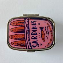 1 pieza Caja de almacenamiento de píldoras con diseño de sardina retro y caprichoso - Caja de almacenamiento de metal de 2 compartimentos con diseño de peces lindos, caja de almacenamiento portátil para el bolsillo, la billetera y el uso doméstico, idea de regalo única, caja de píldoras para la billetera, diseño divertido, estructura duradera - Multicolor - Ver 9