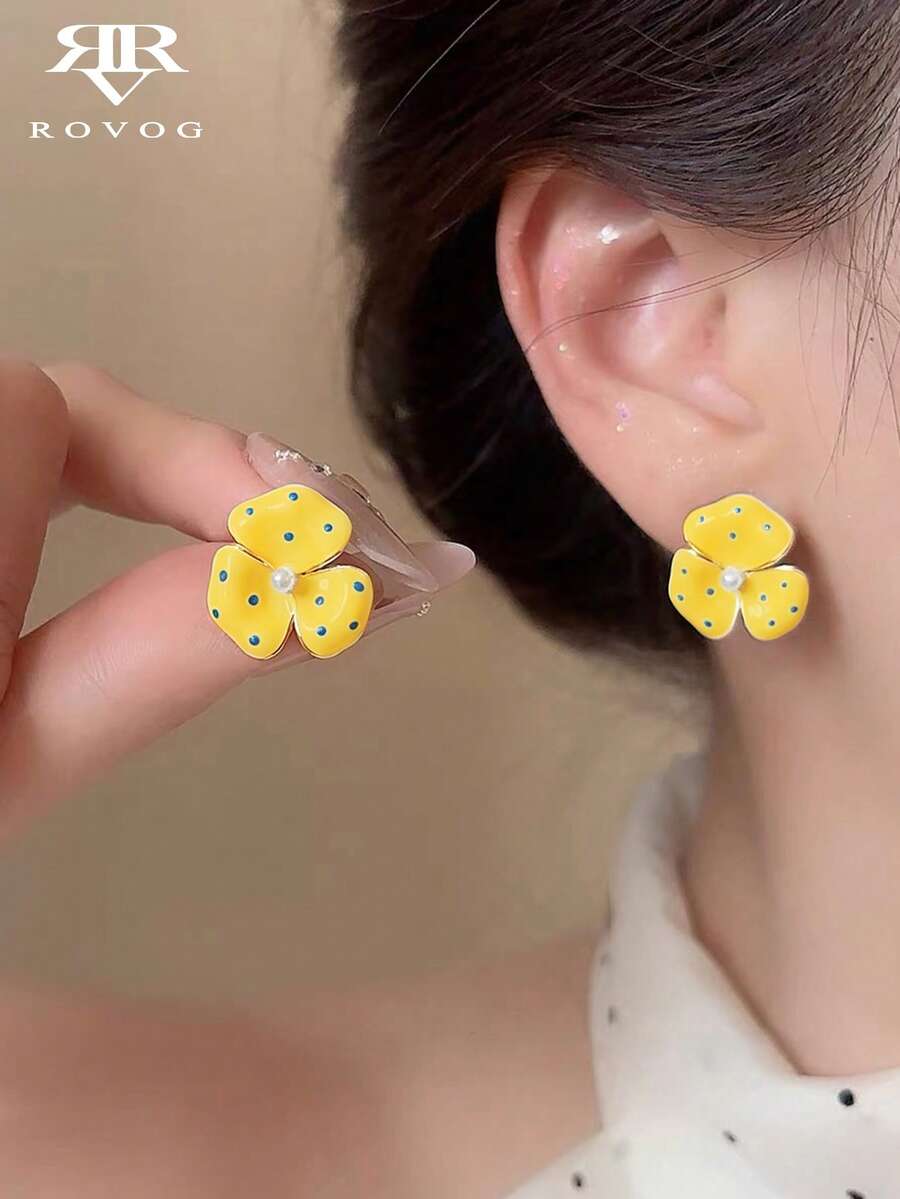 1對極簡波點花朵人造珍珠耳釘，適合女性日常休閒穿著
