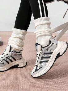 Sepatu lari low-top adidas yang menyerap guncangan, tahan lama, dan memiliki ventilasi udara, cocok untuk balap dan perjalanan di perkotaan, unisex, warna abu-abu muda. - Light Grey - View 1