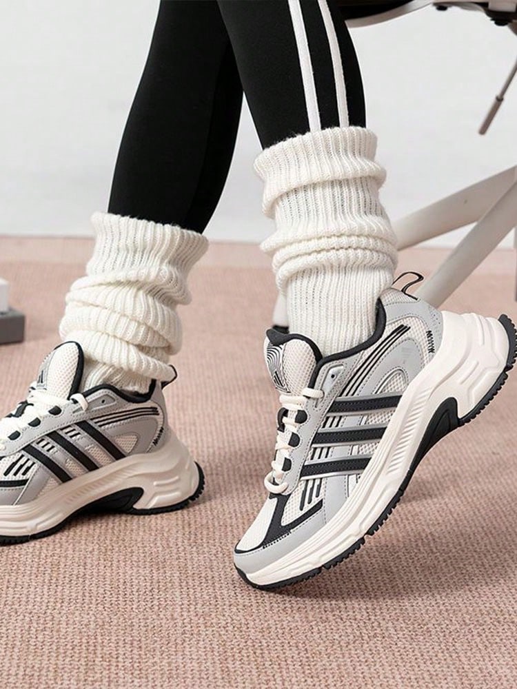 Sepatu lari low-top adidas yang menyerap guncangan, tahan lama, dan memiliki ventilasi udara, cocok untuk balap dan perjalanan di perkotaan, unisex, warna abu-abu muda. - Light Grey - View 1