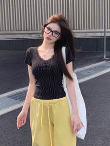法式蕾絲波點荷葉邊V領短袖T恤，修身顯瘦，優雅夏季女款上衣，黑色 - 黑色 - 查看 7