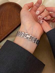 1件女款優雅金色手鍊腕錶，精巧耐用時尚方形錶盤，迷人禮物，適合日常配戴 - 銀色 - 查看 6