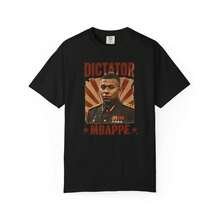 Camiseta del dictador Mbappé, Camiseta del general de la marina Kylian Mbappé, Camiseta con gráfico de fútbol estilo propaganda, Unisex - Negro - Ver 1
