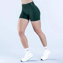 Shorts de yoga de cintura baja, DFYNE de secado rápido y alta elasticidad en forma de melocotón para mujeres, diseñados para levantar y reafirmar los glúteos y aplanar la barriga. - Verde Oliva - Ver 1