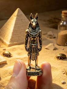 Patung Miniatur Anubis Mesir Kuno dari Kuningan, Patung Dewa Serigala dari Tembaga dengan Tampilan Usang, Dekorasi Meja Mitologi Eksotis, Kerajinan Ruang Belajar, Aksesori Pemandangan Mikro Meja Pasir, Hadiah Kreatif Gaya Eksotis untuk Meja Kantor, Pola Alas Timbul 3D, Cocok untuk Ruang Pelarian (Escape Room), Kafe, Dekorasi Rumah - 1PC - View 3