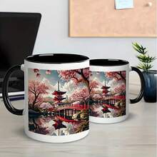 Versand innerhalb von 24 Stunden aus dem EU-Lager - Keine lange Wartezeit, keine internationalen Zollverfahren. Eine 11-Unzen-Keramik-Kaffeetasse mit japanischem Gartendesign, geeignet für die Wiederverwendung und perfekt als Geschenk für Outdoor-Aktivitäten, Picknicks, den Einsatz im Büro, als Heimdekoration oder für Reisen. - 1 x 11oz Doppelseitiger Druck - Übersicht 2