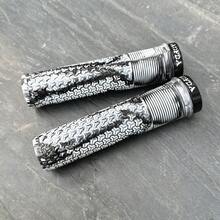 AOFDA Universal 135MM Mountain Bike Handlebar Grips Rubber Wear-Resistant Anti-Slip Shock-Absorbing Sealed Single Lock Mixed Color Dirt Bike Bicycle Handlebar Cycling Accessories - Multicolor - View 8