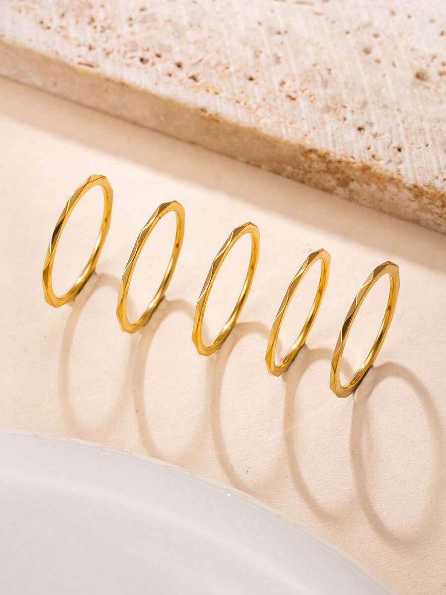 5 piezas Anillos apilables de banda fina minimalista de lujo chapados en oro de 18K de acero inoxidable, anillos de banda fina facetada 3D de acero de titanio que no se desvanecen para uso diario de niñas - Dorado - Ver 1