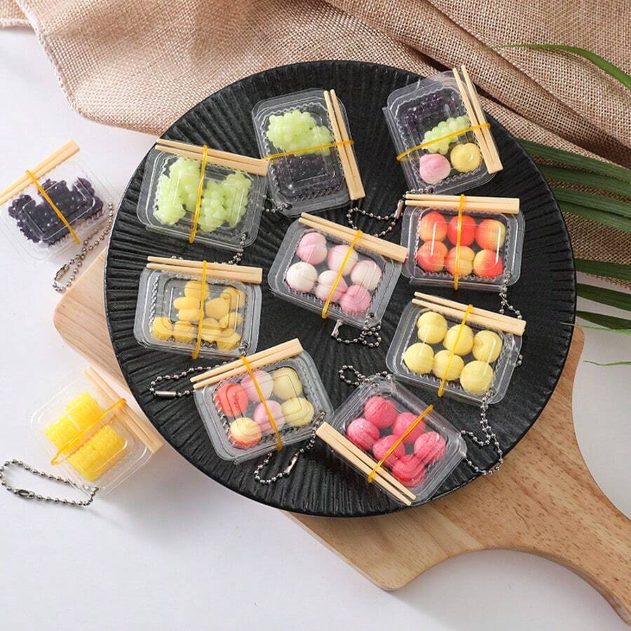 Colgante de cadena de cuentas con caja de comida rápida y palillos realistas, llavero creativo de caja bento con ensalada de frutas de uva, melocotón y maíz