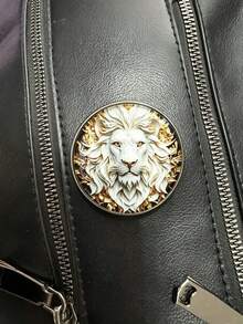 1件 3D 浮雕圓形獅子金屬胸針，DIY 黑金雕刻獅子頭設計，奢華復古金屬徽章別針，2026 七夕情人節、生日、週年紀念送給男友、父親的禮物，適合萬聖節、生日和聖誕節禮物，可用於帽子、牛仔褲、圍巾、披肩、毛衣和開襟衫 - 彩色 - 查看 1