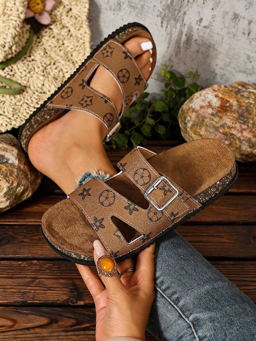 Sandal Datar Minimalis Dekorasi Logam Terbaru 2026 untuk Wanita, Pakaian Luar Musim Panas, Sandal Selop Sol Lembut, Sandal Pantai Serbaguna dengan Ujung Terbuka untuk di Rumah dan Perjalanan - Coklat - View 1