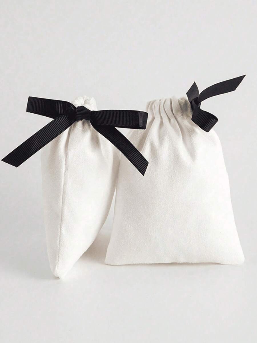 Paquete de 1/12/18/100 bolsas de joyería de terciopelo blanco con cordón y cinta negra, bolsas de embalaje de regalo de felpa suave para pequeños negocios, dulces, recuerdos & manualidades, suministros de fiesta de lujo para bodas, cumpleaños, Día Nacional de Arabia Saudita & Navidad - En blanco y negro - Ver 1