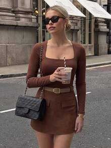 女款優雅白色兩件套掛脖露背修身上衣搭配高腰A字迷你裙與腰帶 - 棕色 - 查看 3