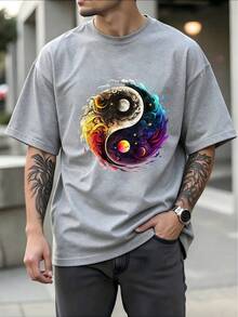 Men's T-Shirt; Yin Yang Symbol; Cosmic Design with Moon Stars and Swirling Colors; Spiritual and Mystical Theme; Gift for Philosophy or Astrology Enthusiasts - Cinza Claro - Visão 1