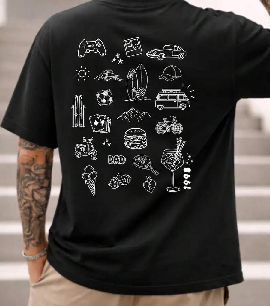Personalisiertes Doodle-Shirt für Papa oder Freund - Einzigartiges Geschenk mit Hobbys & Symbolen - Geburtstagsgeschenk für Männer - Individuelles T-Shirt - Schwarz - Übersicht 1