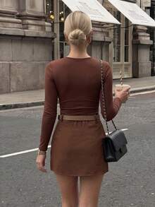 女款優雅白色兩件套掛脖露背修身上衣搭配高腰A字迷你裙與腰帶 - 棕色 - 查看 4