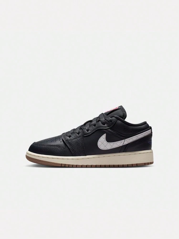 Teenager AIR JORDAN 1 LOW SE (GS) Basketball Shoes Low-Top IR1142-001 - Black and White - View 1