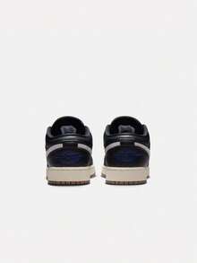 Teenager AIR JORDAN 1 LOW SE (GS) Basketball Shoes Low-Top IR1142-001 - Black and White - View 4