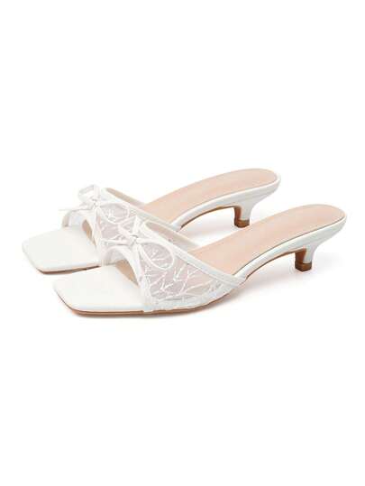 Damen weiße Spitzen-Schleife Kitten-Heel Slide-Sandalen, quadratische Zehenpartie Mesh Einriemen niedriger Absatz Mule-Hausschuhe, Pendeln Büro / Date Party elegante Damenschuhe, breite Zehenpartie flache Sandalen