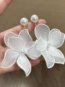 European & American Fashion Elegant White Flower Earrings, Suitable For Engagement/Wedding/Holiday Party Wear - White - View 3