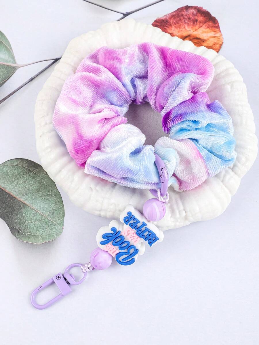Scrunchie de Veludo Tie Dye com Chaveiro de Pingente de Letra, Elástico de Cabelo em Tecido Degradê com Pingente de Contas, Suporte de Rabo de Cavalo Elástico Macio, Pulseira da Moda - 2850 - Visão 1