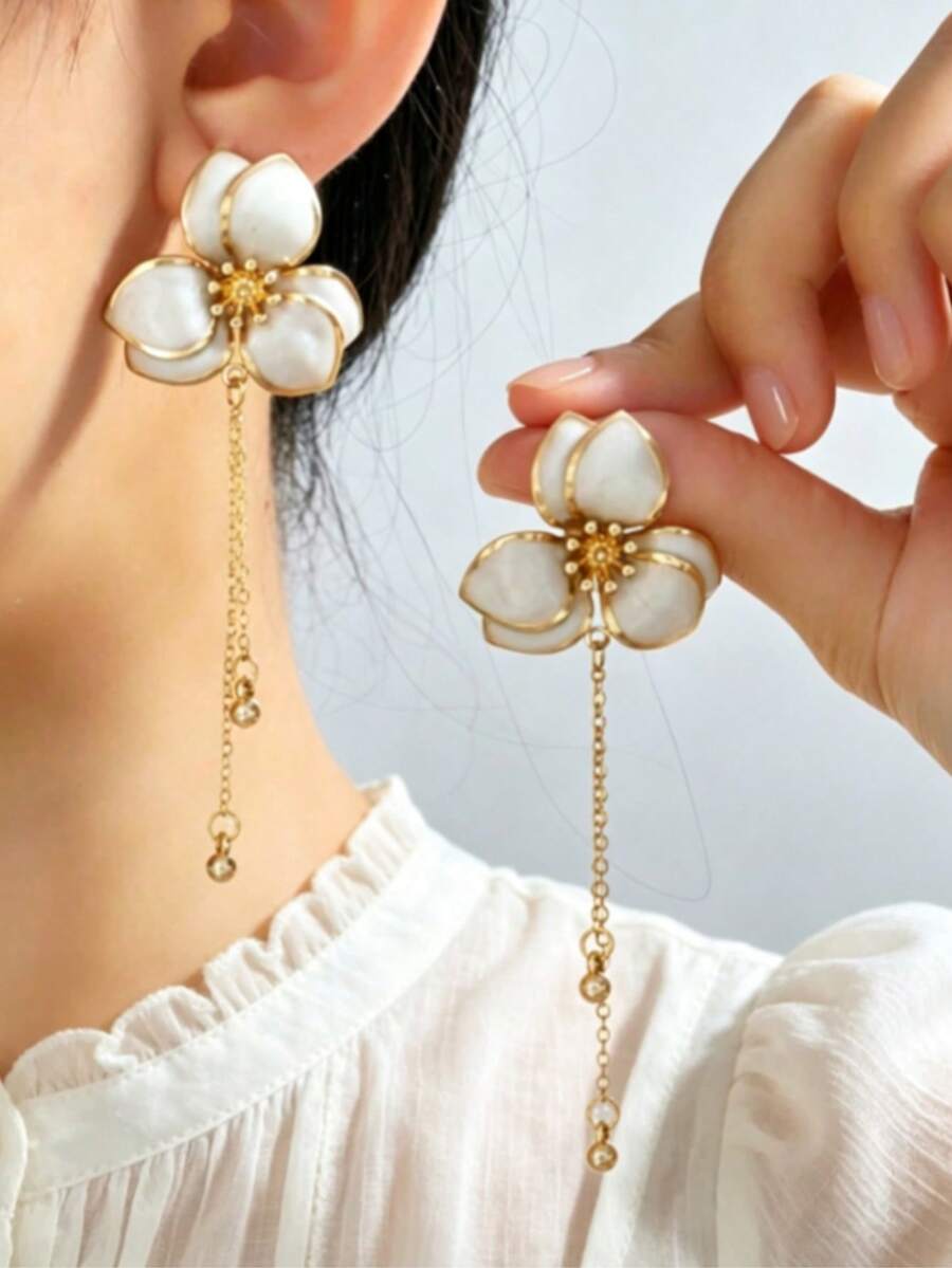 1 Pair Fresh & Sweet Metal 3D Asymmetrical Clover Flower Stud Earrings, Elegant & Gentle Women's Earrings - Multicolor - View 1