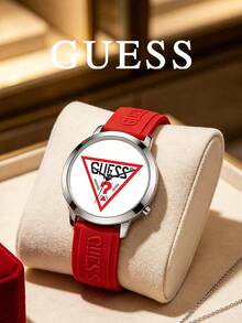 GUESS 銀色錶殼極簡腕錶，復古紅色三角 Logo 印花錶盤、壓紋 Logo 軟矽膠錶帶，時尚日常石英手錶 - 紅色 - 查看 9