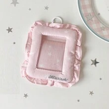 1 cái bao đựng thẻ ảnh bằng cotton chần bông, in sao màu pastel ngọt ngào, bèo nhún tua rua, thiết kế cửa sổ trong suốt, dạng túi đựng thẻ ảnh cầm tay có vòng treo, đa năng dùng làm bao bảo vệ thẻ học sinh, thẻ ID trường học, thẻ xe buýt, thẻ tín dụng, Back to School - Bao đựng thẻ - Xem 10