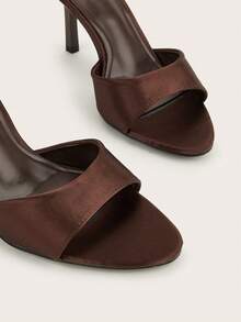 Sandal Hak Tinggi Tipis Tanpa Bagian Belakang dengan Gesper, Warna Cokelat Kopi Seksi, Ujung Bulat, Ujung Terbuka, Bahan Sutra Imitasi, Motif Polkadot - kopi - View 3