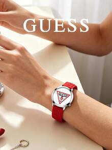 GUESS 銀色錶殼極簡腕錶，復古紅色三角 Logo 印花錶盤、壓紋 Logo 軟矽膠錶帶，時尚日常石英手錶 - 紅色 - 查看 4