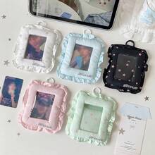 1 cái bao đựng thẻ ảnh bằng cotton chần bông, in sao màu pastel ngọt ngào, bèo nhún tua rua, thiết kế cửa sổ trong suốt, dạng túi đựng thẻ ảnh cầm tay có vòng treo, đa năng dùng làm bao bảo vệ thẻ học sinh, thẻ ID trường học, thẻ xe buýt, thẻ tín dụng, Back to School - Bao đựng thẻ - Xem 2