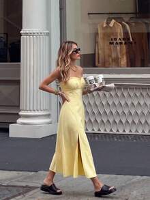 Vestido amarillo sin tirantes con busto fruncido y ajustado, cintura alta con abertura frontal, vestido fluido de vacaciones elegante de verano - Amarillo - Ver 1