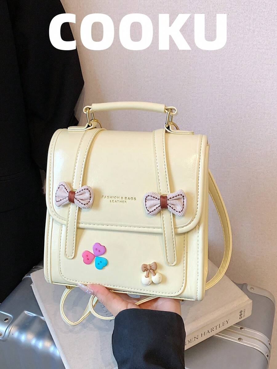 1 pièce Sac carré à main blanc crème brillant en PU avec décoration nœud & cœur, corps en forme de boîte, poignée courte assortie, rabat avec double sangle en cuir & nœud en tissu à carreaux légers, appliqué en tissu patchwork cœur & cerise coloré, logo anglais embossé, bandoulière longue réglable, style collégienne douce, taille compacte, convient pour téléphone, rouge à lèvres, écouteurs, clés, look blanc crème doux et jeune, convient pour le campus, les rendez-vous, l'après-midi - Multicolore - Voir 1