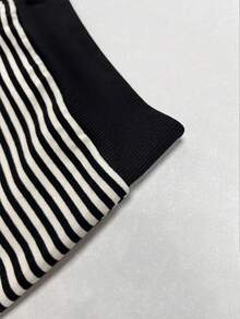 Cárdigan de punto con botones a rayas estilo Ins casual para mujer, manga larga a rayas blanco y negro, hombros caídos, bajo acanalado, top para salidas de otoño - Blanco y Negro - Ver 9